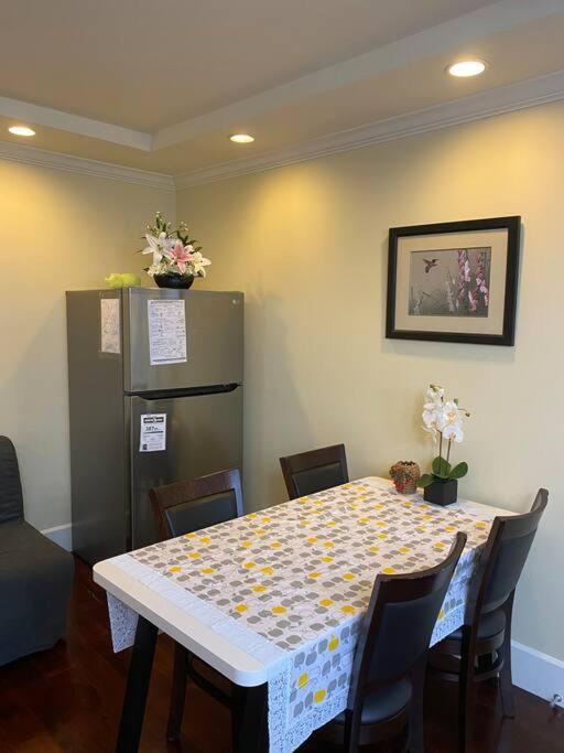Spacious Modern New Suite แวนคูเวอร์ ภายนอก รูปภาพ