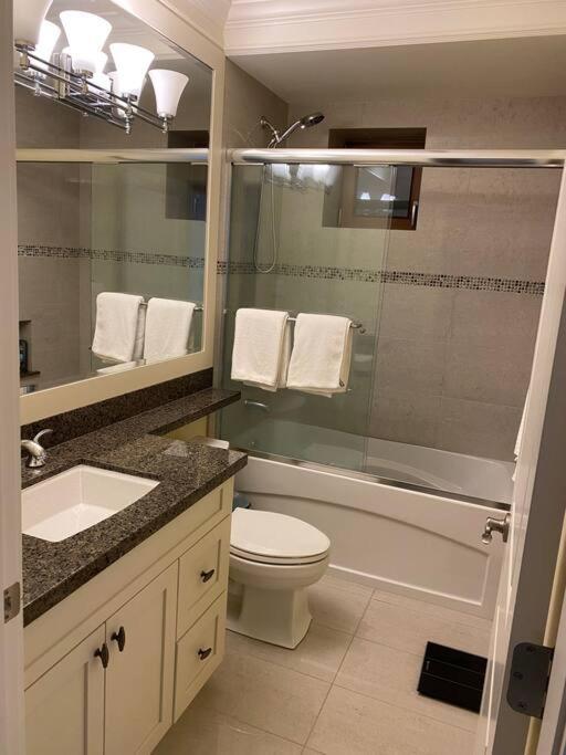 Spacious Modern New Suite แวนคูเวอร์ ภายนอก รูปภาพ