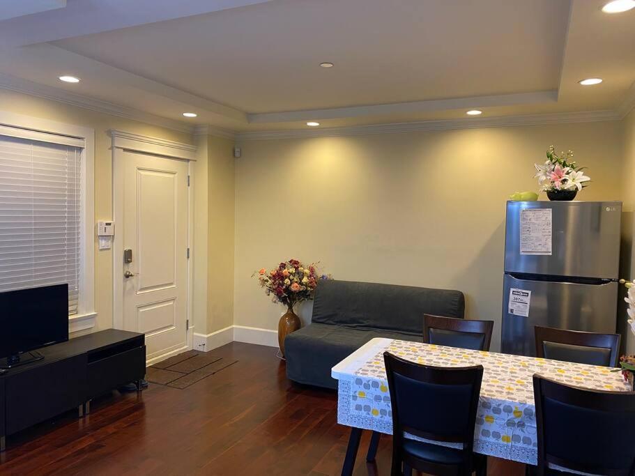 Spacious Modern New Suite แวนคูเวอร์ ภายนอก รูปภาพ