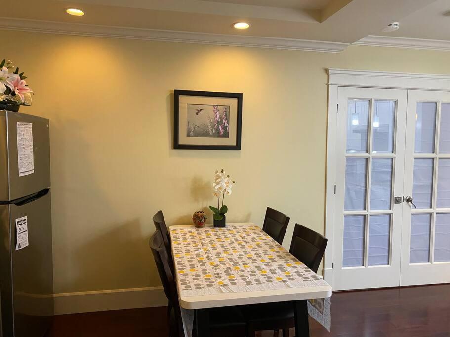 Spacious Modern New Suite แวนคูเวอร์ ภายนอก รูปภาพ
